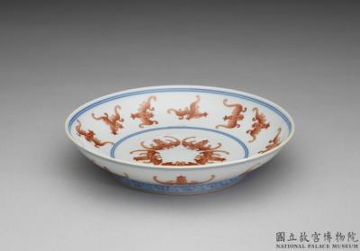 图片[2]-Dish with underglaze blue decoration and bats in overglaze red, Qing dynasty, Jiaqing reign (1796-1820)-China Archive